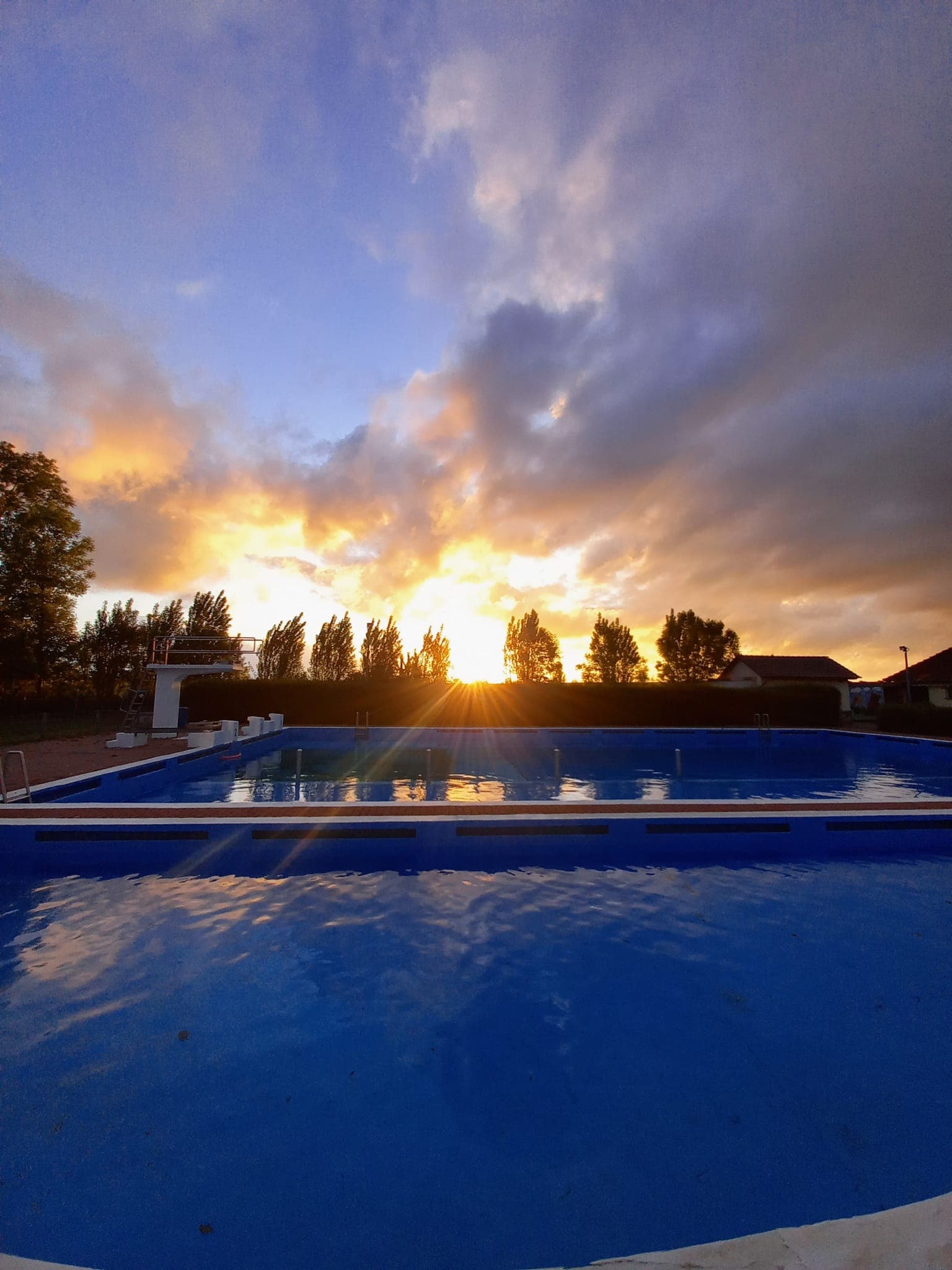 Das Freibad in der Abenddämmerung